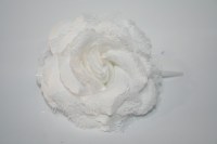 Fleur blanche avec une pince Réf:fleur009